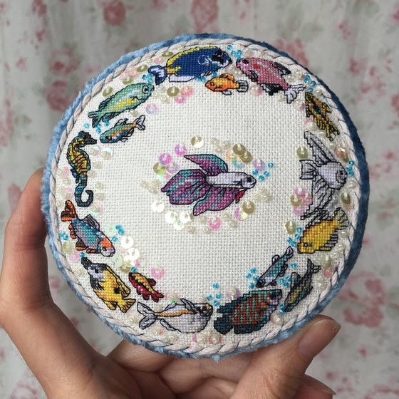 Работа «Игольница с тропическими рыбками»