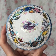 Работа «Игольница с тропическими рыбками»