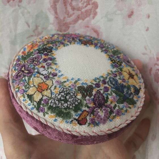 Работа «Игольница с цветами»