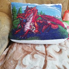 Работа «Дракон читает сказки. Подушка.»