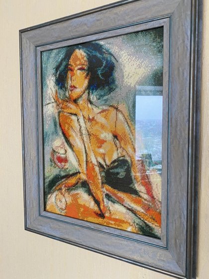 Работа «Девушка с сигаретой в рамке»