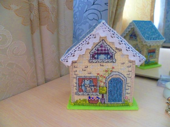 Работа «Домик на пластиковой канве. Схема взята из интернета»