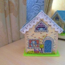 Работа «Домик на пластиковой канве. Схема взята из интернета»