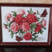 Работа «Пионы и бабочка»