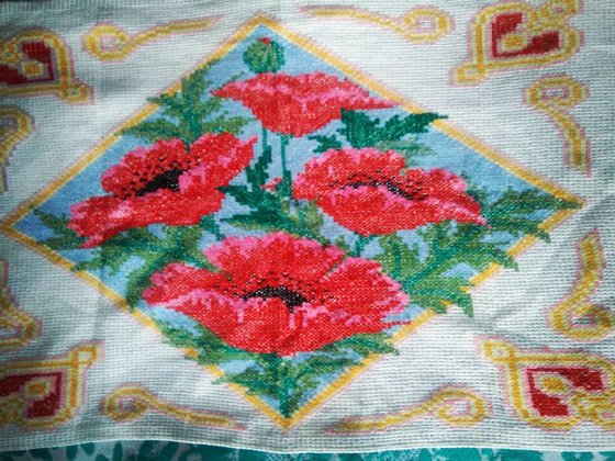 Работа «"Маки" вышиты на вафельном полотенце по схеме из журнала в 2004г»