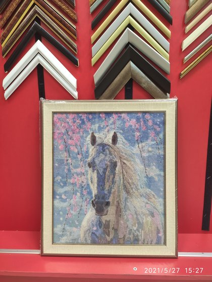 Работа «Красивая лошадь с ветками сакуры»