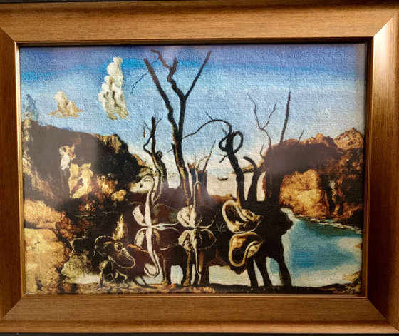 Работа «Dali: Elefántokban tükröződő hattyúk»