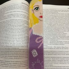 Работа «Закладка Рапунцель на пластиковой канве»