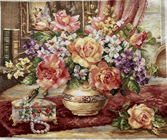 Работа «Розы в гостиной»