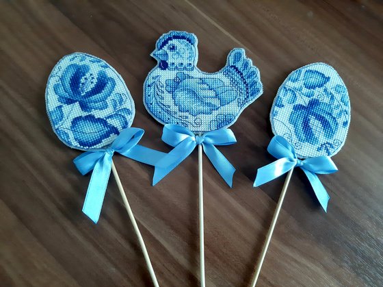 Работа «Курочка и яйца "Гжель" по схеме К. Адоньевой»