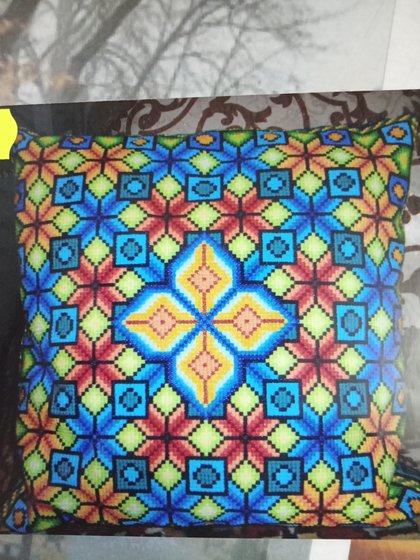 Работа «Подушка с ромбами»