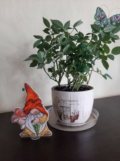 Работа «Гном с мухомором по схеме Елены Ларцовой»