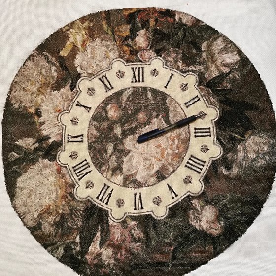 Работа «Часы Белые пионы»