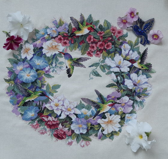 Работа «Венок с колибри»
