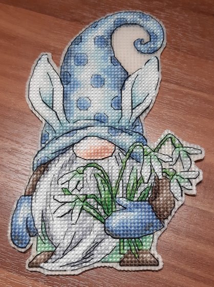 Работа «Гном с подснежниками»