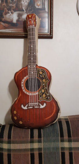 Работа «Подушка гитара»