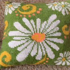 Работа «Подушка с ромашками»