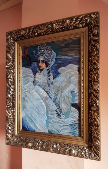 Работа «Царевна-лебедь, Риолис, 25 цветов шерсти, размер багета 38х51 см»