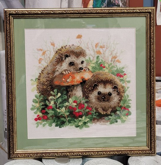 Работа «Ёжики в бруснике»