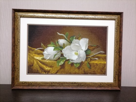 Работа «Магнолии на золотом бархате»