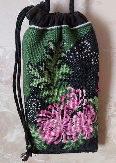 Работа «Сумочка с хризантемами»