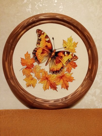 Работа «Бабочка с кленовыми листьями»