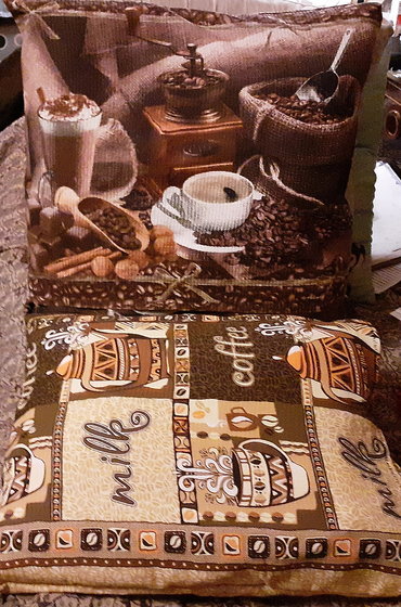 Работа «Диванные подушки - сшила наволочки.»