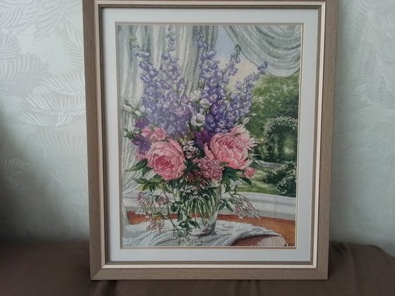 Работа «Пионы и дельфиниум»