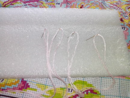 В процессе две вышивки «Букет роз», «Домик в деревне» №39022