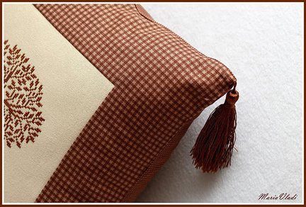 Как сделать подушку из вышивки? №63112