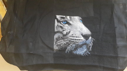 Белый тигр на черной канве №84831