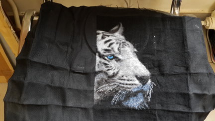 Белый тигр на черной канве №85610