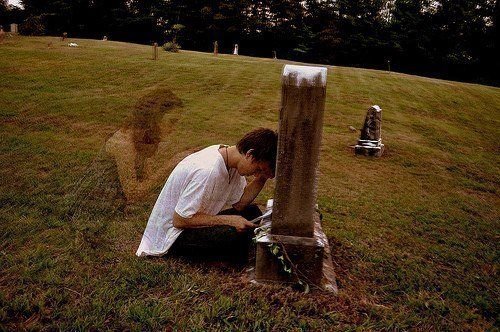 Парень и призрак девушки - девушка, горе, парень, кладбище, призрак - оригинал