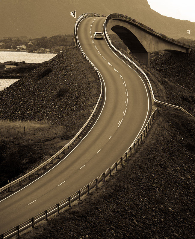 дорога - черно-белое, природа - оригинал