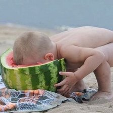 Малыш кушает арбуз)