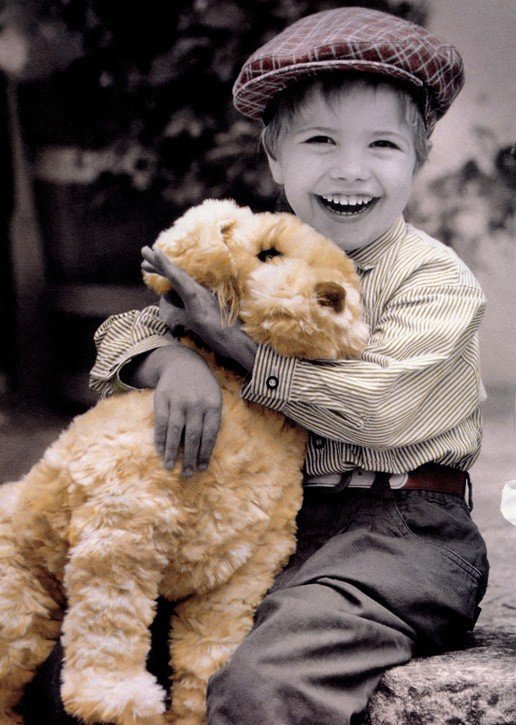 радостный мальчик с собакой - оригинал