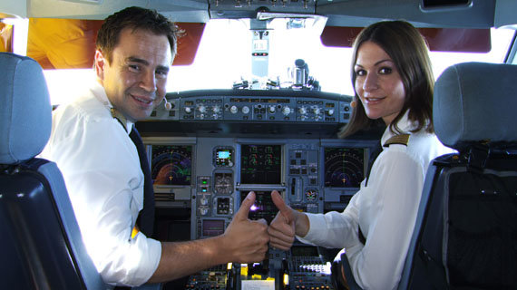 в кабине - пилот. самолет - оригинал