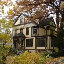 Дом в осеннем лесу