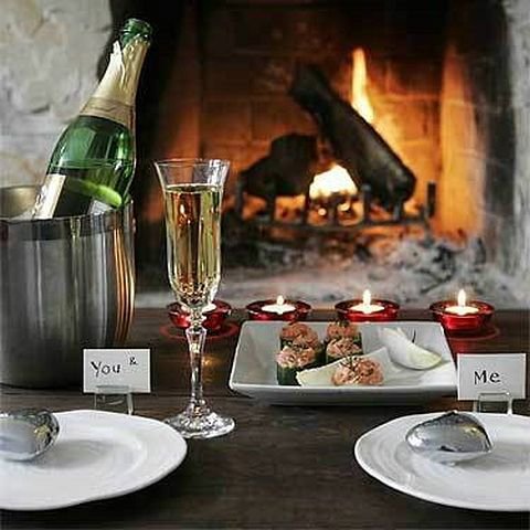 У камина - камин, шампанское - оригинал