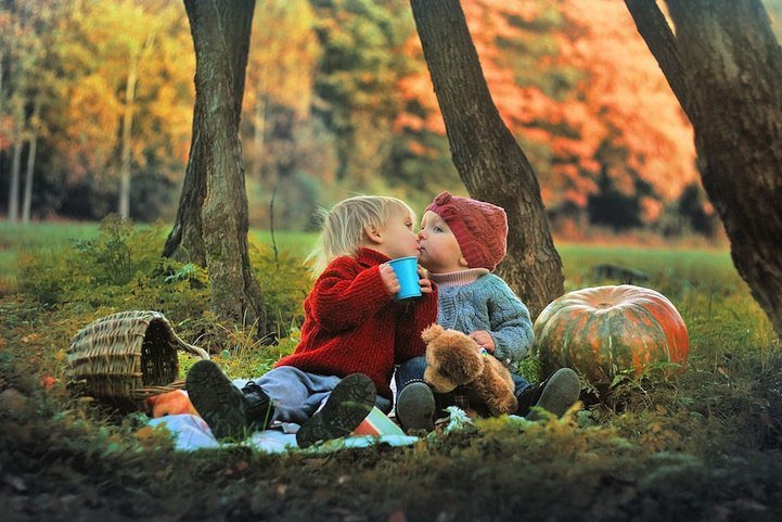 Первый поцелуй - малыши, лес, пикник, поцелуй, пейзаж, дети, природа - оригинал