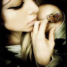 Девушка с бабочкой