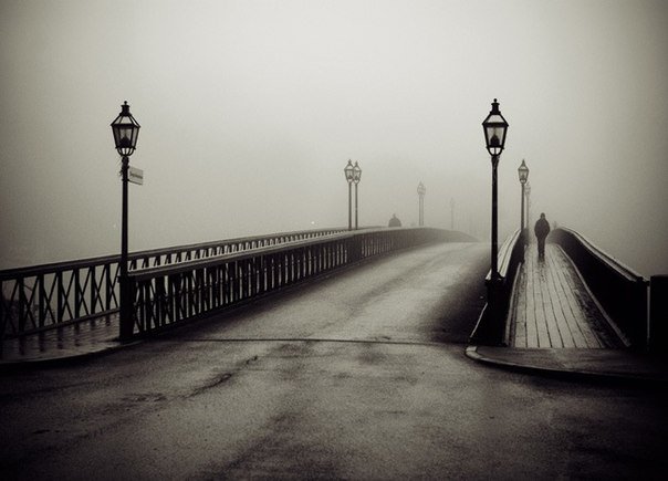 серия"ч/б" - черно-белое, люди, мост - оригинал