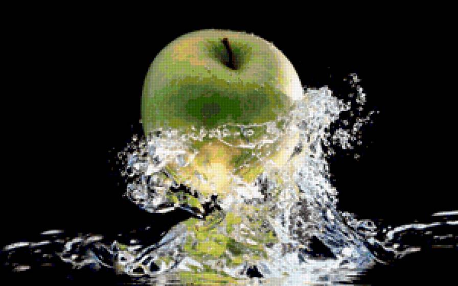 Яблоко в воде - фото, вода, яблоко - предпросмотр