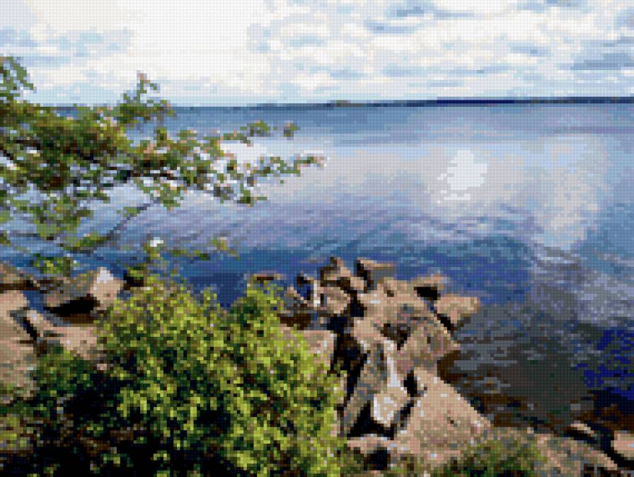 Берег залива - камни, зелень, вода, природа - предпросмотр