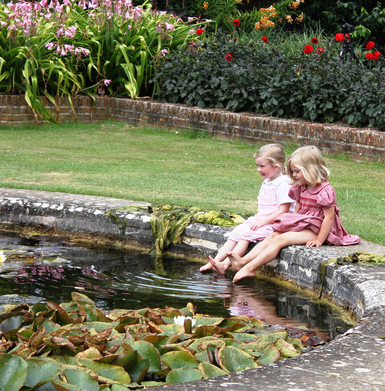 в парке - парк, цветник, цветы, пруд, дети, природа - оригинал