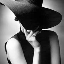 Схема вышивки «Девушка - загадка»