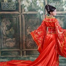 японка в красном