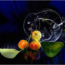 ягода и бокал