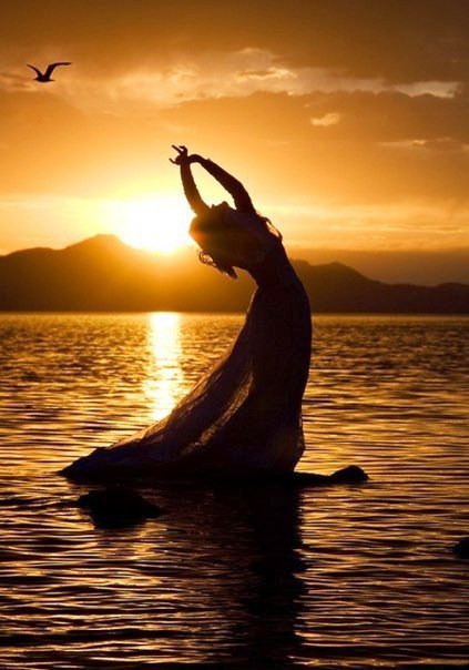 Танец Солнцу - море, девушка, закат - оригинал