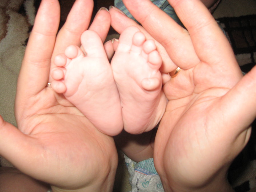 ножки в ладошках - ребенок - оригинал